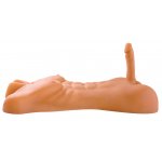 PIPEDREAM - MĘSKI TORS W POZYCJI LEŻĄCEJ Z WIELKIM PENISEM SZEŚCIOPAKIEM I ODBYTEM